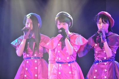 茂木忍、峯岸みなみ、岩立沙穂によるユニット曲「この胸のバーコード」の様子。