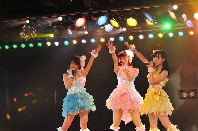 北澤早紀、小嶋真子、篠崎彩奈によるユニット曲「ウィンブルドンへ連れて行って」の様子。