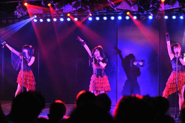 岡田彩花、岡田奈々、高島祐利奈によるユニット曲「雨のピアニスト」の様子。