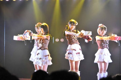 内山奈月、村山彩希、前田美月、橋本曜によるユニット曲「チョコの行方」の様子。