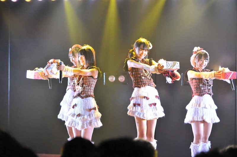 内山奈月、村山彩希、前田美月、橋本曜によるユニット曲「チョコの行方」の様子。