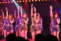 チーム4「手をつなぎながら」公演の様子。