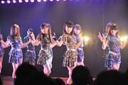 チーム4「手をつなぎながら」公演の様子。