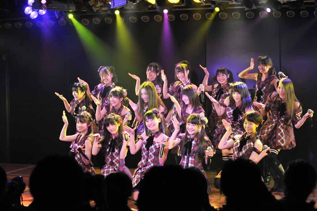 チーム4「手をつなぎながら」公演の様子。