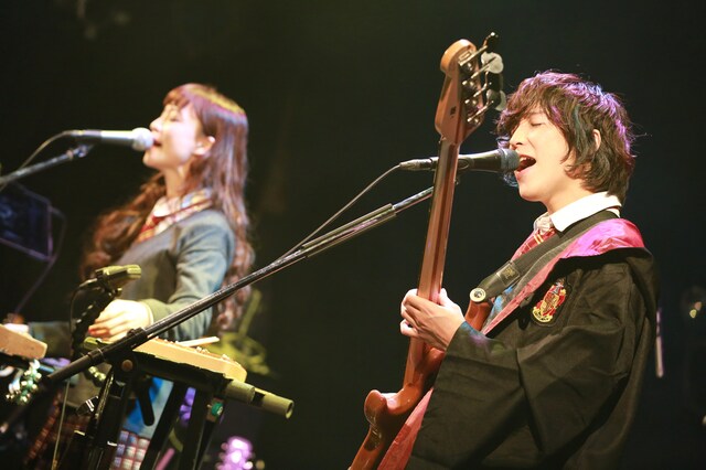 左からタカハシマイ（Cho, Syn, G, Per）、武井優心（Vo, B）。