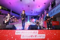 「Winterイルミネーション2013」点灯セレモニーでパフォーマンスを披露するCRUDE PLAY。