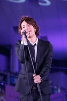 CRUDE PLAYのボーカル坂口瞬役を演じる三浦翔平。