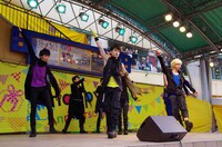 超特急「Kiss Me Baby～あなたはキスしたい？それともキスされたい??～ツアー」東京・亀戸サンストリート公演の様子。