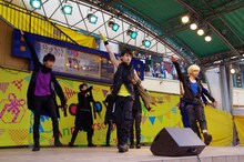 超特急「Kiss Me Baby～あなたはキスしたい？それともキスされたい??～ツアー」東京・亀戸サンストリート公演の様子。