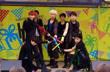 超特急「Kiss Me Baby～あなたはキスしたい？それともキスされたい??～ツアー」東京・亀戸サンストリート公演の様子。