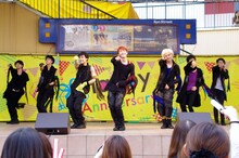 「Kiss Me Baby」を披露する超特急。