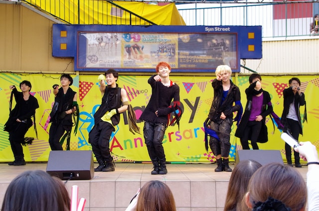 「Kiss Me Baby」を披露する超特急。