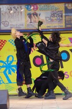 カイに殴りかかるタクヤ。