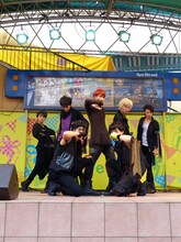 超特急「Kiss Me Baby～あなたはキスしたい？それともキスされたい??～ツアー」東京・亀戸サンストリート公演の様子。