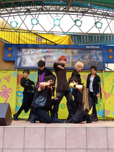 超特急「Kiss Me Baby～あなたはキスしたい？それともキスされたい??～ツアー」東京・亀戸サンストリート公演の様子。