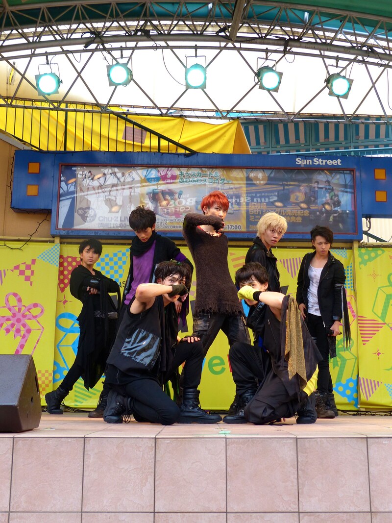 超特急「Kiss Me Baby～あなたはキスしたい？それともキスされたい??～ツアー」東京・亀戸サンストリート公演の様子。