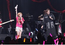 ダメ子フィギュアを手に大喜びの中川翔子。