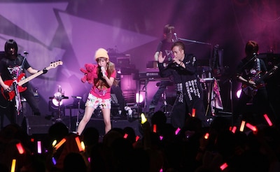 「ヌイグルマーZ」を熱唱する中川翔子と大槻ケンヂ。