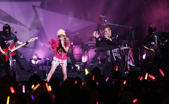 「ヌイグルマーZ」を熱唱する中川翔子と大槻ケンヂ。