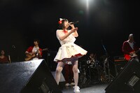 いずこねこ 2ndワンマンライブ「猫と煙と赤いカーテン」の様子。