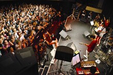 いずこねこワンマンライブ「猫と煙と赤いカーテン」の様子。