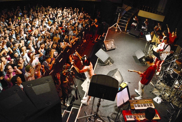 飼い主ですし詰めの東京キネマ倶楽部。ステージ上も9人の奏者でいっぱいだ。