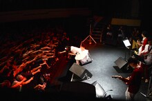 いずこねこ 2ndワンマンライブ「猫と煙と赤いカーテン」の様子。