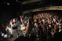 いずこねこ 2ndワンマンライブ「猫と煙と赤いカーテン」の様子。