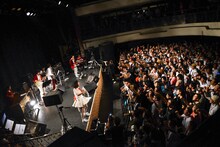 いずこねこ 2ndワンマンライブ「猫と煙と赤いカーテン」の様子。