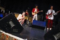 いずこねこ 2ndワンマンライブ「猫と煙と赤いカーテン」の様子。