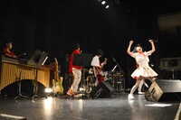 いずこねこ 2ndワンマンライブ「猫と煙と赤いカーテン」の様子。