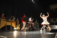 いずこねこ 2ndワンマンライブ「猫と煙と赤いカーテン」の様子。