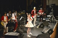 いずこねこ 2ndワンマンライブ「猫と煙と赤いカーテン」の様子。