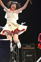 いずこねこ 2ndワンマンライブ「猫と煙と赤いカーテン」の様子。