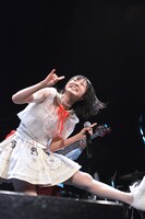 いずこねこ 2ndワンマンライブ「猫と煙と赤いカーテン」の様子。