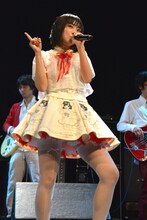 いずこねこ 2ndワンマンライブ「猫と煙と赤いカーテン」の様子。