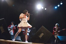 いずこねこ 2ndワンマンライブ「猫と煙と赤いカーテン」の様子。