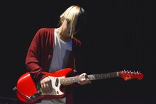 いずこねこの生みの親、サクライケンタはギタープレイヤーとしてステージを支えた。