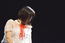 いずこねこ 2ndワンマンライブ「猫と煙と赤いカーテン」の様子。