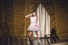 いずこねこ 2ndワンマンライブ「猫と煙と赤いカーテン」の様子。