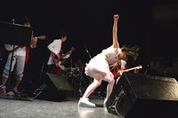 頭を振り大きく腕を回すいずこねこ。