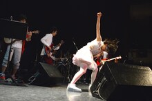 頭を振り大きく腕を回すいずこねこ。