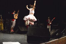 ダブルアンコール「BluE」のラストはいずこねこのジャンプでフィニッシュ。