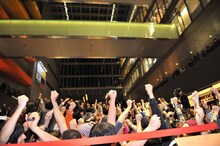 BiSを応援する研究員たち。