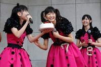 フリーライブ京都公演では、11月2日に誕生日を迎えた星名美怜（中央）にケーキがプレゼントされるサプライズも。