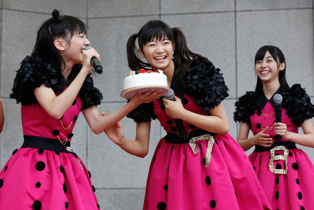 フリーライブ京都公演では、11月2日に誕生日を迎えた星名美怜（中央）にケーキがプレゼントされるサプライズも。