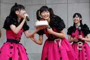 フリーライブ京都公演では、11月2日に誕生日を迎えた星名美怜(中央)にケーキがプレゼントされるサプライズも。