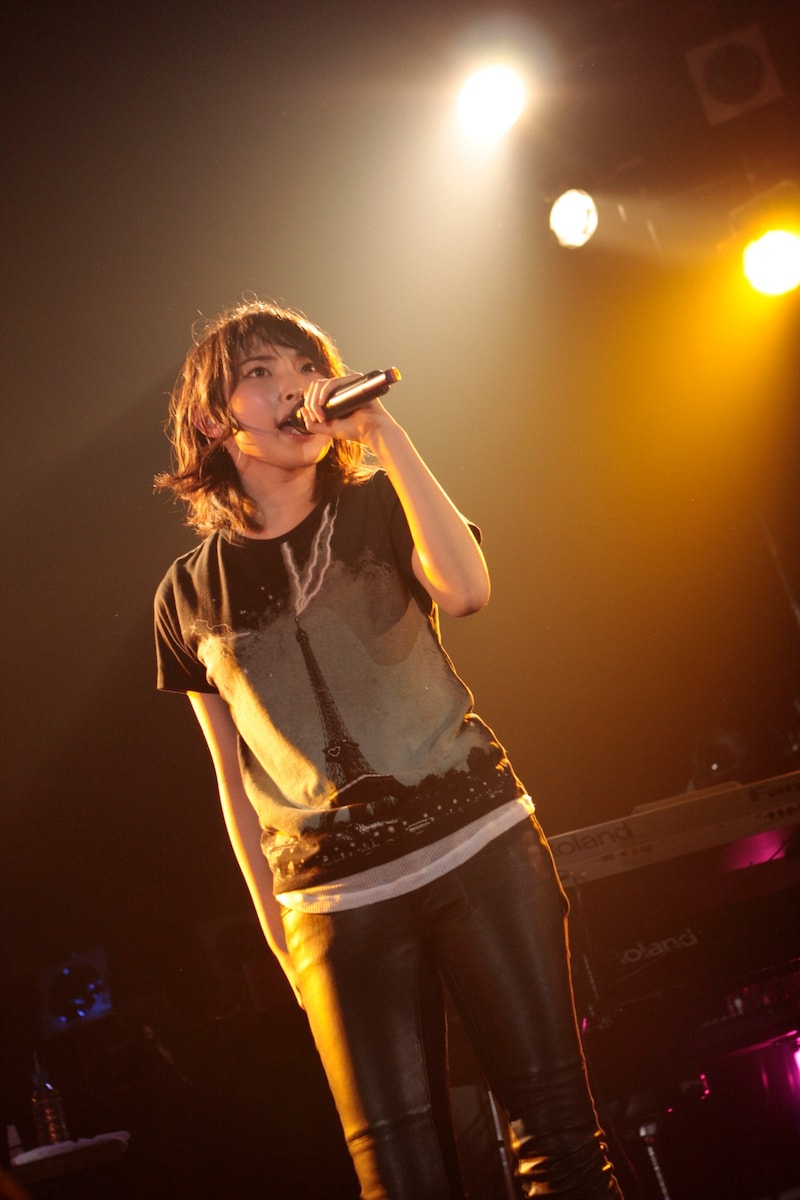 岡山大学の大学祭で歌う家入レオ。