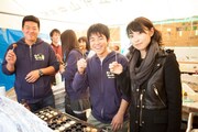 岡山大学の大学祭で学生たちと交流する家入レオ。