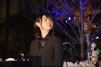 イルミネーションを眺める家入レオ。